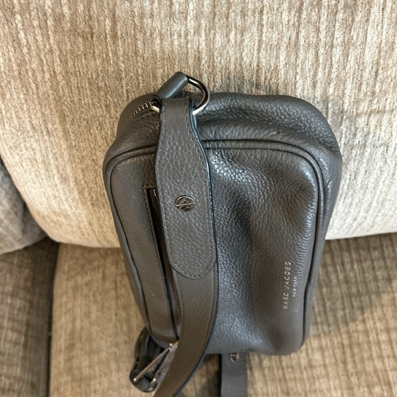 Marc Jacobs adjustable Crossbody gray  bag front compartment zipper closures - Picture 6 of 10